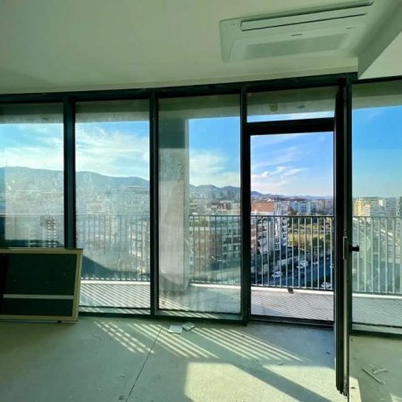 Tirane, shitet apartament 129 m²