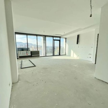 Tirane, shitet apartament 129 m²