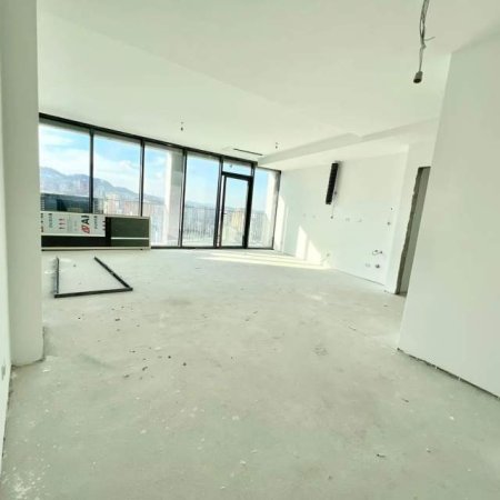 Tirane, shitet apartament 129 m²