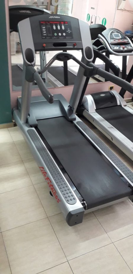 Tirane, shes Piste vrapimi profesionale Life Fitnes 92 T    { 2.200 Euro}