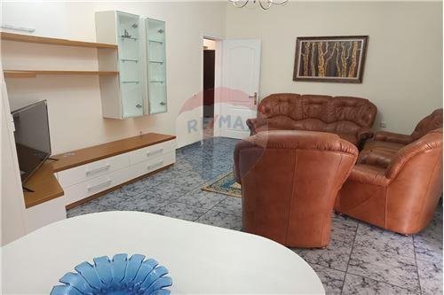Tirane, jepet me qera apartament 2+1+BLK Kati 4, 700 Euro (Pazari i Ri)