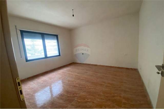 Vlore, shitet apartament 1+1+BLK Kati 3, 9.895 m² 103.000 Euro (Bulevardi Ismail Qemali)