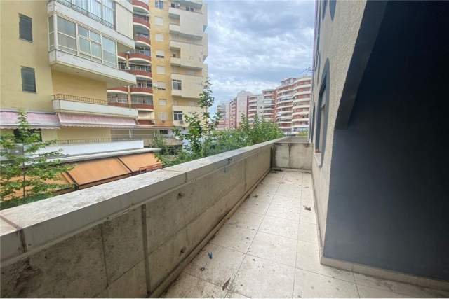 Vlore, shitet apartament 1+1+BLK Kati 3, 9.895 m² 103.000 Euro (Bulevardi Ismail Qemali)
