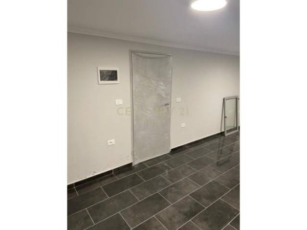 Tirane, jepet me qera ambjent biznesi Kati -1, 40 m² 400 Euro (Blloku)