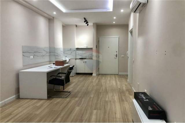 Tirane, jepet me qera zyre Kati 2, 65 m² 450 Euro (Komuna e Parisit)