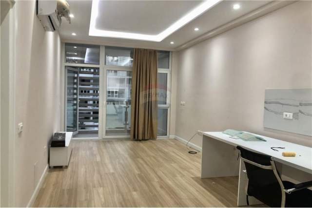 Tirane, jepet me qera zyre Kati 2, 65 m² 450 Euro (Komuna e Parisit)