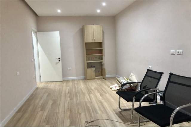 Tirane, jepet me qera zyre Kati 2, 65 m² 450 Euro (Komuna e Parisit)