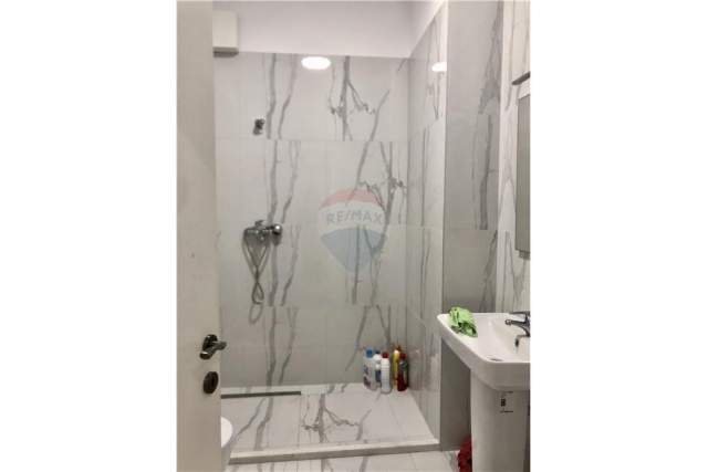 Tirane, jepet me qera zyre Kati 2, 65 m² 450 Euro (Komuna e Parisit)