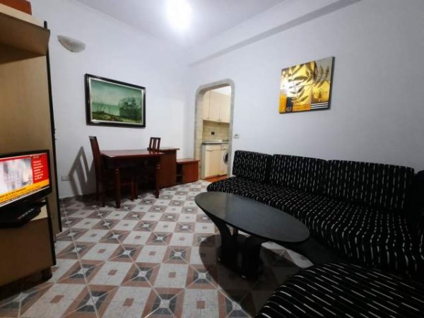 Tirane, jepet me qera apartament 1+1 Kati 1, 55 m² 330 Euro (Gjon Mili)