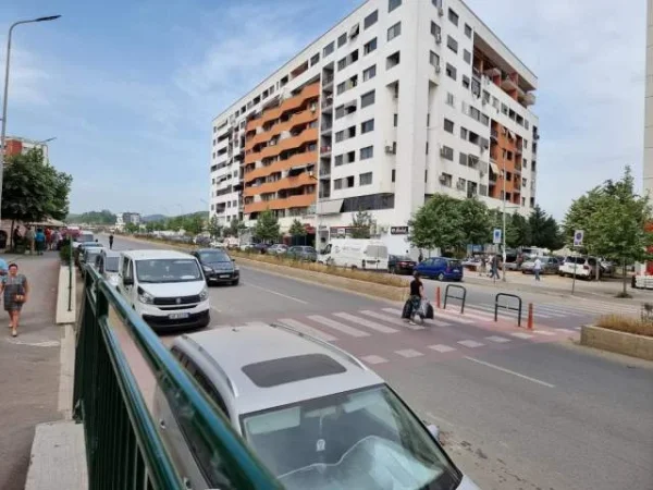 Tirane, jepet me qera dyqan Kati 0, 54 m² 420 Euro (Unaza E Re)