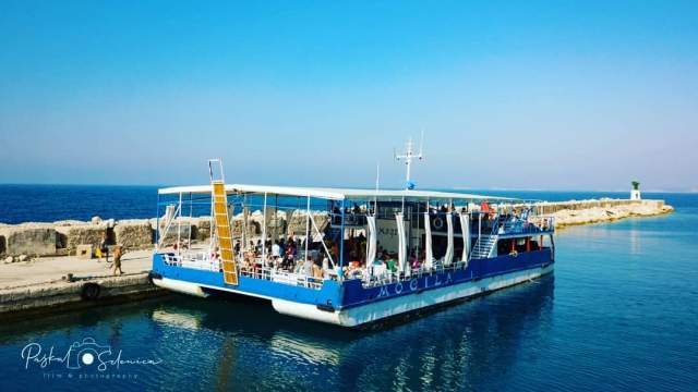 Boat tours in Sazan island and Karaburun Peninsula - Udhetim me anije dhe gomone ne Sazan dhe Karabu