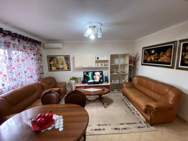 Tirane, jepet me qera apartament 2+1 Kati 5, 78 m² 300 Euro (Kadri Roshi)