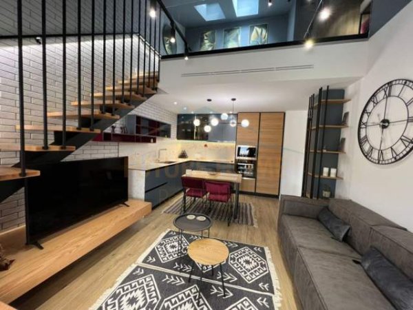 Tirane, jepet me qera apartament duplex 2+1+BLK Kati 3, 91 m² 850 Euro (Porta e gjelber)