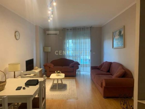 Tirane, jepet me qera apartament 1+1+BLK Kati 8, 75 m² 500 Euro (Ish Ekspozita)