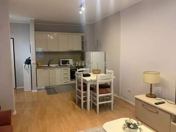 Tirane, jepet me qera apartament 1+1+BLK Kati 8, 75 m² 500 Euro (Ish Ekspozita)