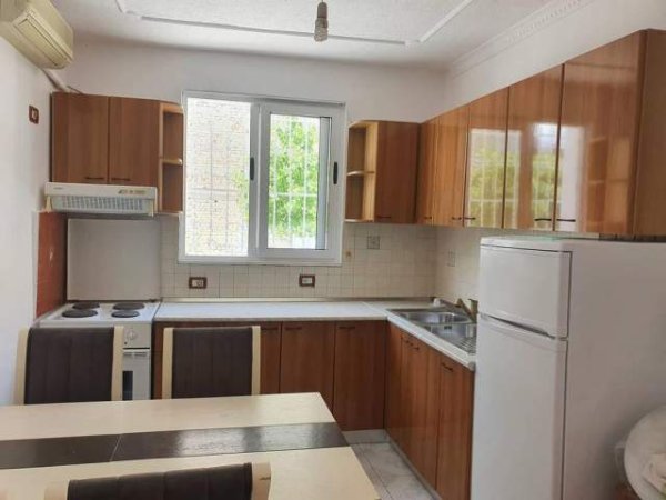 Tirane, jepet me qera shtepi 1+1 Kati 1, 70 m² 30.000 Leke (niko avrami)