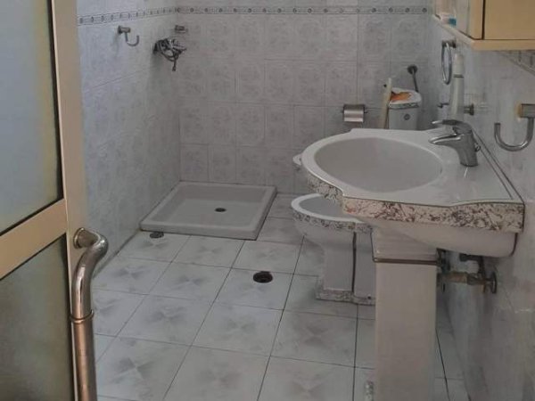 Tirane, jepet me qera shtepi 1+1 Kati 1, 70 m² 30.000 Leke (niko avrami)