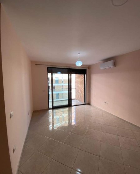 Tirane, jepet me qera apartament 2+1 Kati 3, 90 m² 400 Euro (Fiore di Bosko)