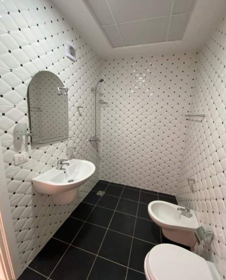 Tirane, jepet me qera apartament 2+1 Kati 3, 90 m² 400 Euro (Fiore di Bosko)