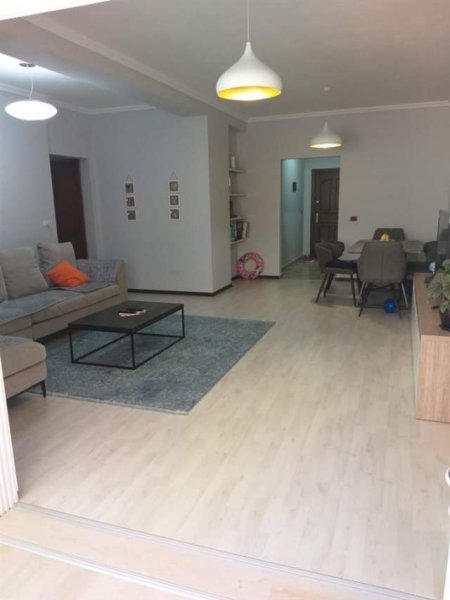 Tirane, jepet me qera apartament 2+1 400 Euro (Komuna e parisit)