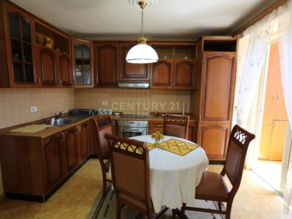 Tirane, jepet me qera apartament 2+1+A+BLK Kati 3, 94 m² 600 Euro (bulevardi Zhan D'Ark)