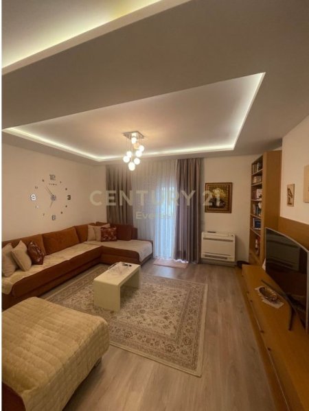 Tirane, jepet me qera apartament 2+1+BLK Kati 7, 80 m² 450 Euro (kompleksin "Kontakt" prane 21 Dhjetorit)