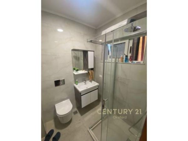 Tirane, jepet me qera apartament 4+1 Kati 10, 134 m² 600 Euro (komuna parisit)