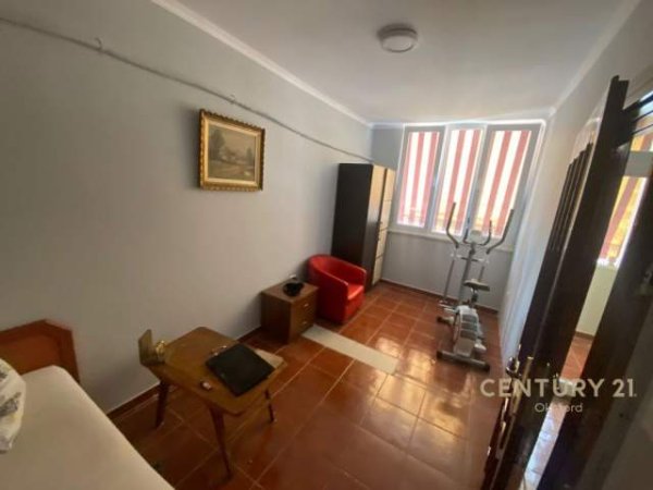 Tirane, jepet me qera apartament 4+1 Kati 10, 134 m² 600 Euro (komuna parisit)