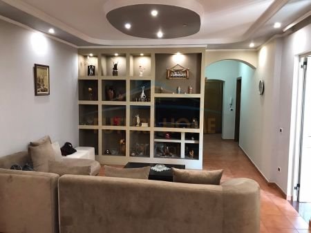 Tirane, shitet apartament 4+1+BLK Kati 2, 212.000 Euro (Rruga e Elbasanit)
