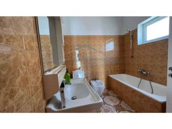 Tirane, jepet me qera apartament 2+1 Kati 3, 115 m² 500 Euro (Hime Kolli)