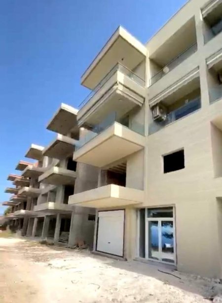 Sarande, shitet Vile ne plazh 3 Katshe Kati 4, 840 m² 340.000 Euro (Prane Stadiumit te qytetit)