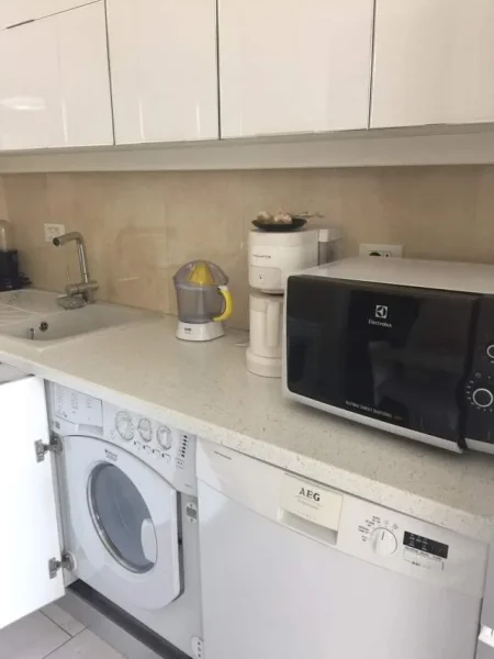 Tirane, jepet me qera apartament 1+1+BLK Kati 7, 67 m² 700 Euro (rruga e bogdaneve)