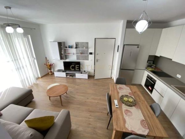 Tirane, jepet me qera apartament 2+1 Kati 2, 95 m² 800 Euro (Park Life Rezidence)