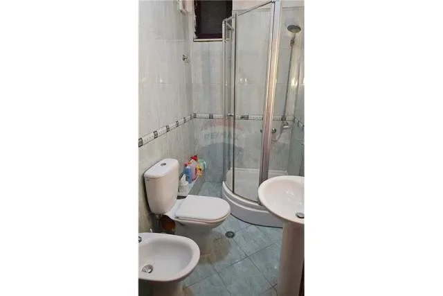 Tirane, jepet me qera apartament 1+1+BLK Kati 8, 65 m² 500 Euro (Rruga Lidhja e Prizrenit)