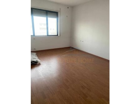 Shitet, Apartament 2+1, prane Kopshtit Botanik, Tiranë.