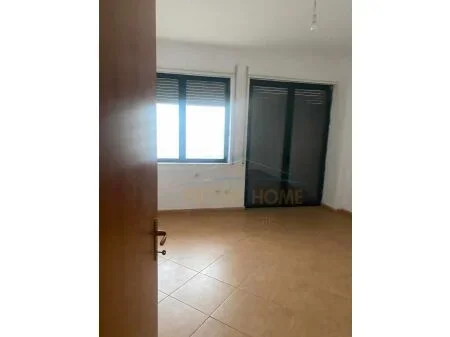 Shitet, Apartament 2+1, prane Kopshtit Botanik, Tiranë.