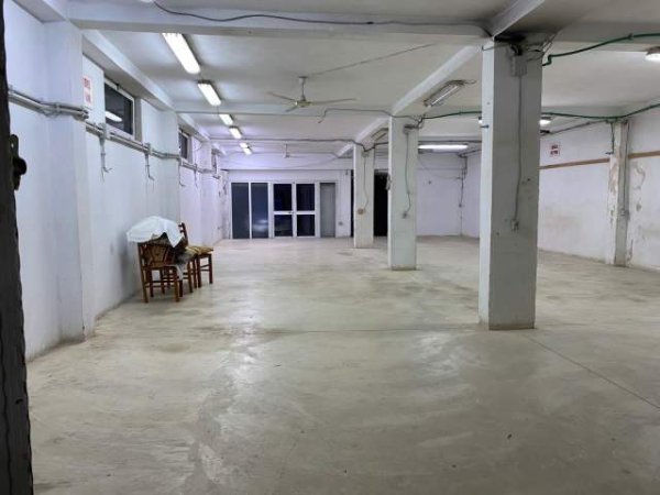 Tirane, jepet me qera Kati 1, 210 m² 1.000 Euro (Laprake)