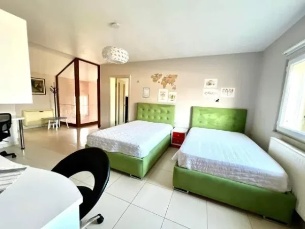 Tirane, shitet apartament 5+1 350 m²