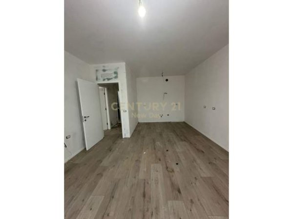 Tirane, jepet me qera apartament 1+1+BLK Kati 4, 72 m² 490 Euro (Rruga 5 Maji ''Emerald Center")