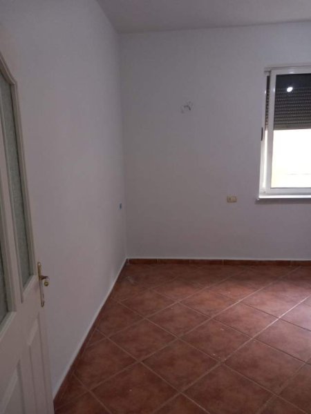 Tirane, jepet me qera apartament 1+1+BLK Kati 2, 65 m² 28.000 Leke