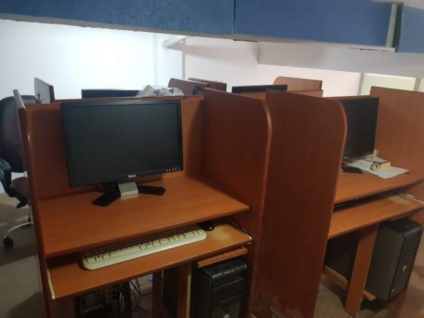 Tirane, shes5 PC+Monitor 5 tavolina 5 karrige 350€