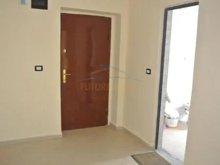 Tirane, jepet me qera apartament 1+1 Kati 2, 60 m² 500 Euro (Rruga e Durresit)