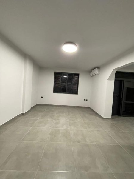 Tirane, jepet me qera ambjent biznesi Kati 2, 130 m² 700 Euro (Stacioni i Trenit)