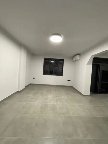 Tirane, jepet me qera ambjent biznesi Kati 2, 130 m² 700 Euro (Stacioni i Trenit)