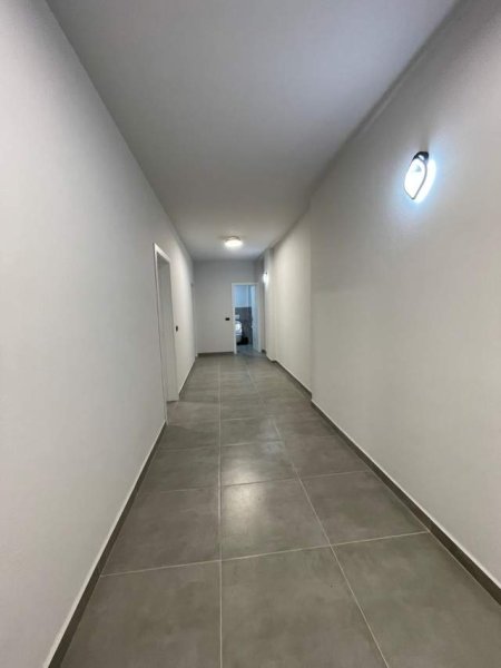 Tirane, jepet me qera ambjent biznesi Kati 2, 130 m² 700 Euro (Stacioni i Trenit)