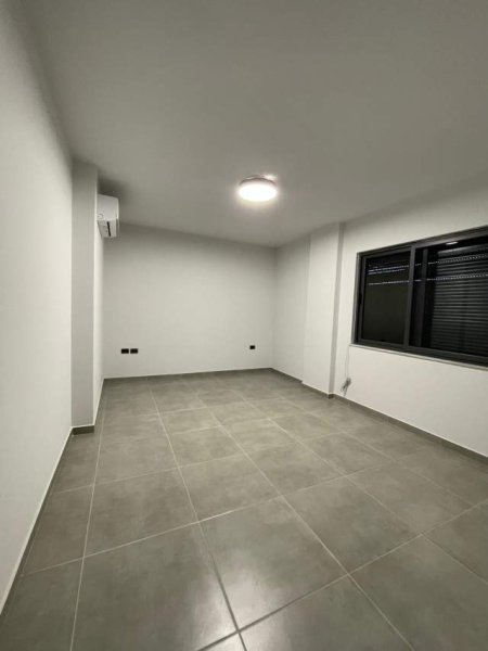 Tirane, jepet me qera ambjent biznesi Kati 2, 130 m² 700 Euro (Stacioni i Trenit)