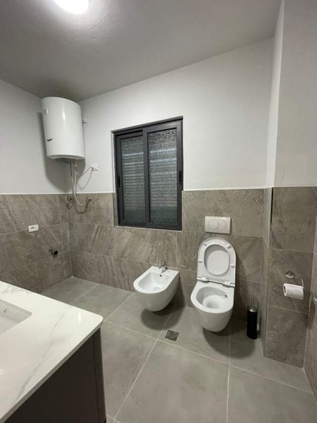 Tirane, jepet me qera ambjent biznesi Kati 2, 130 m² 700 Euro (Stacioni i Trenit)