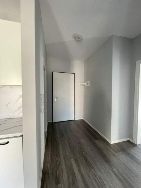 Tirane, jepet me qera zyre Kati 5, 70 m² 600 Euro (Qender)