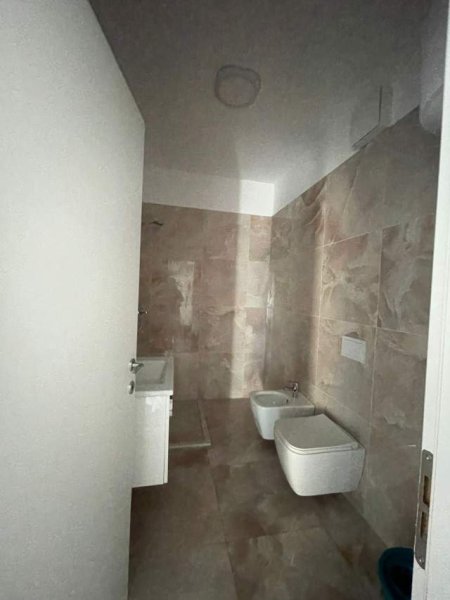 Tirane, jepet me qera zyre Kati 5, 70 m² 600 Euro (Qender)