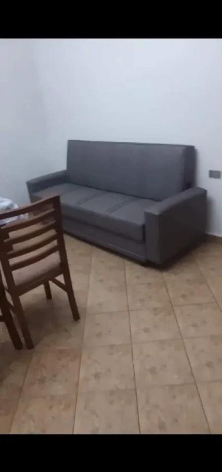 Tirane, jepet me qera Vile 1+1 Kati 2, 60 m² 27.000 Leke (Midis Fushes Aviacionit dhe 21 dhjetorit)